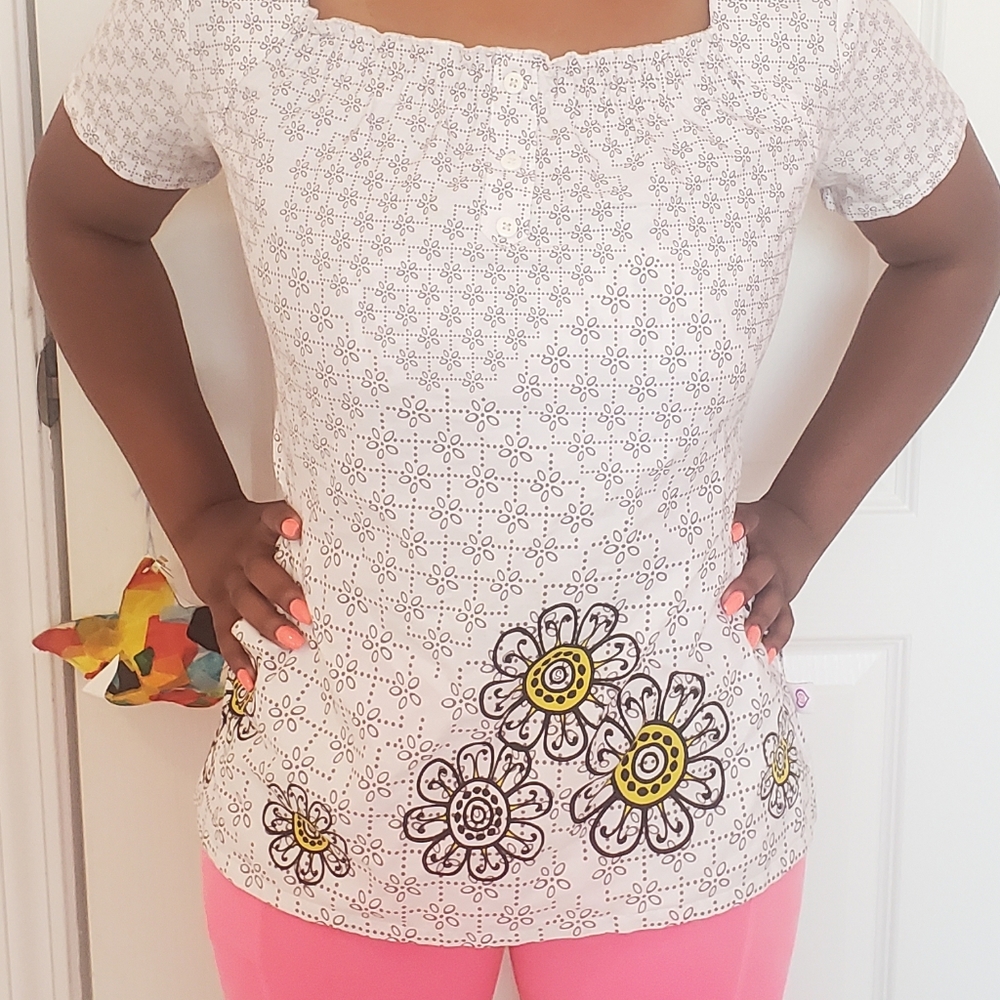 Women nursing srub top